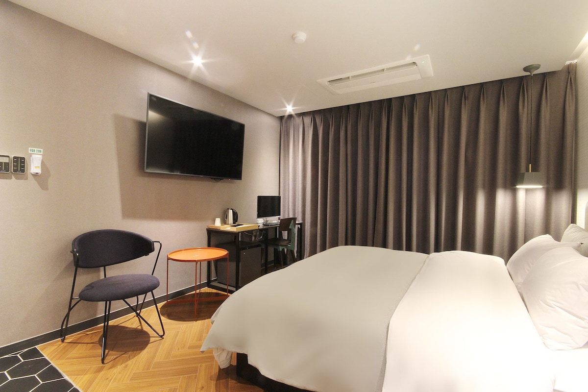 Habitación estándar doble | Cortinas opacas y sistema de insonorización