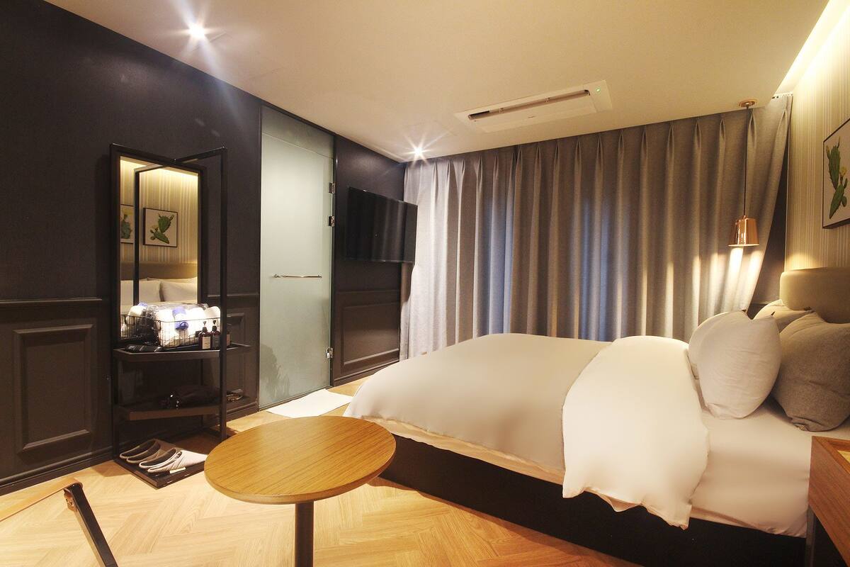 Phòng đôi Deluxe, hiên | Màn/rèm cản sáng, phòng cách âm, bàn ủi/dụng cụ ủi quần áo 