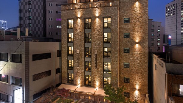 A multi-story hotel with a prominent sign reading "BROWN-DOT HOTEL" on the top. - Browndot Hotel - Seomyeon 1 (Busan)