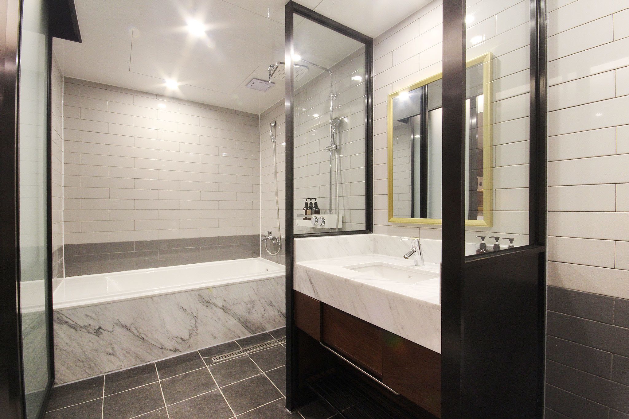 Deluxe Double Room | Bathroom | Combined shower/tub, deep soaking tub, free toiletries, hair dryer