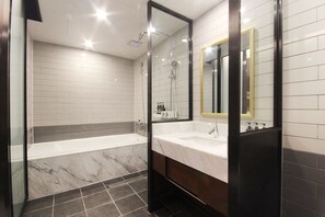 Deluxe Double Room | Bathroom | Combined shower/tub, deep soaking tub, free toiletries, hair dryer - Browndot Hotel - Seomyeon 1 (Busan)