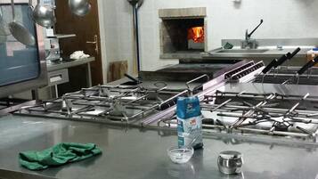 Réfrigérateur, four, plaque de cuisson, cafetière/bouilloire