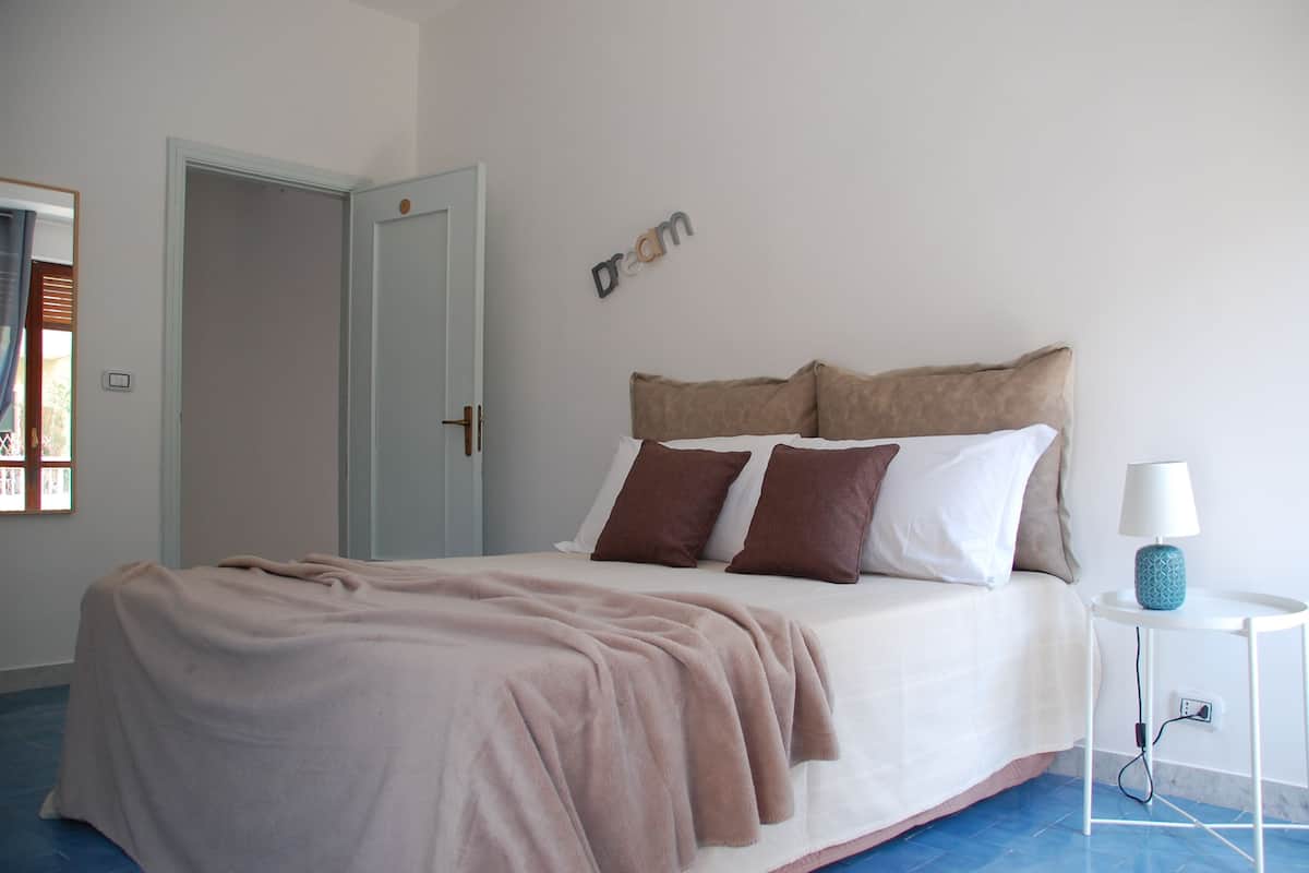 Basic Double Room, Shared Bathroom (4) | Hypo-allergenic bedding, soundproofing, cribs/infant beds, free WiFi