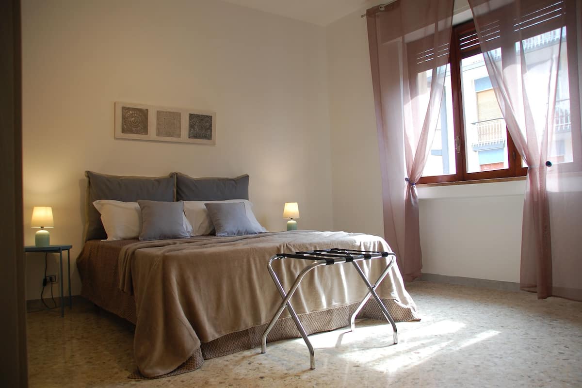 Economy Triple Room, Shared Bathroom (6) | Hypo-allergenic bedding, soundproofing, cribs/infant beds, free WiFi