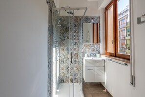 Habitación cuádruple Deluxe, baño privado (3) | Baño | Ducha, cabezal de ducha tipo lluvia y toallas