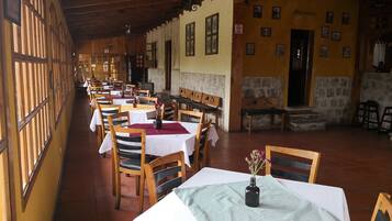 Bữa sáng đặc sản địa phương hàng ngày với phụ phí nhỏ