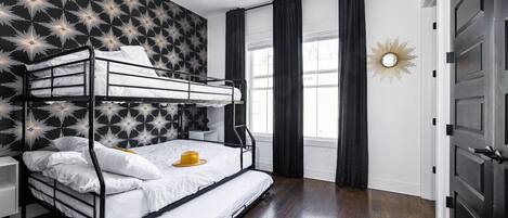 2 habitaciones, escritorio, tabla de planchar con plancha y wifi gratis