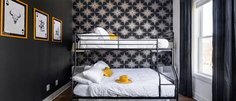 3 habitaciones, escritorio, tabla de planchar con plancha y wifi gratis