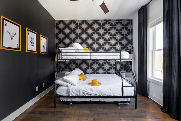 3 bedrooms, desk, iron/ironing board, free WiFi