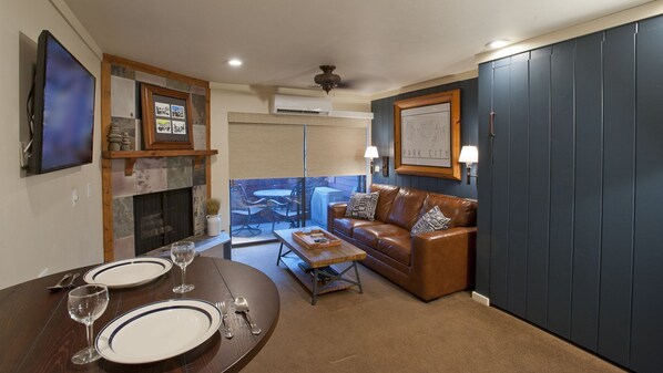 Smart TV, fireplace