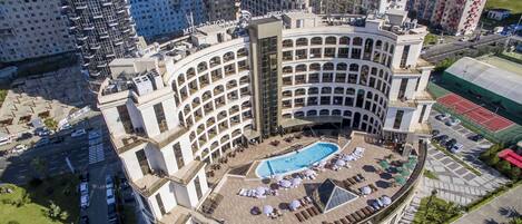 ساونا، حوض استحمام ساخن، غرفة بخار، جلسات تدليك بالأحجار الساخنة