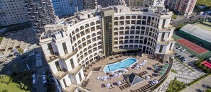 Sauna, hot tub, steam room, hot stone massages, deep-tissue massages