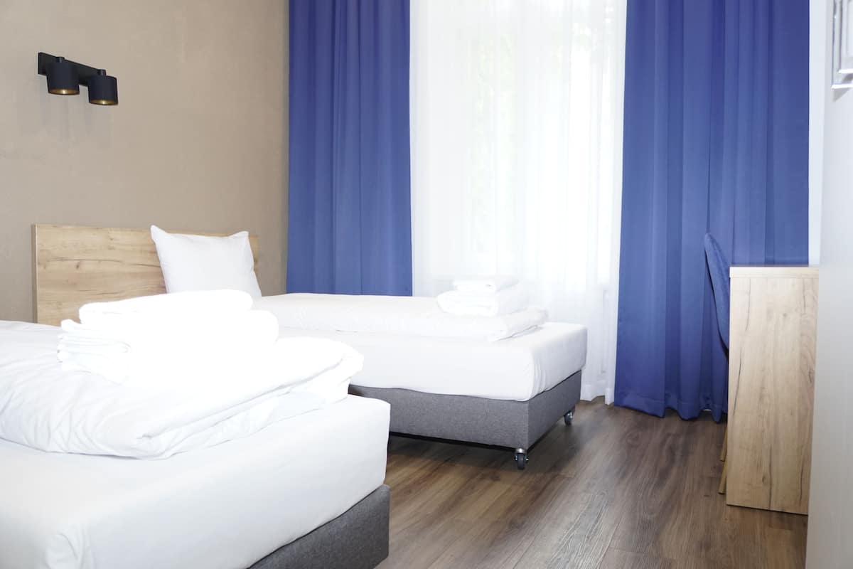Twin kamer | Een bureau, een strijkplank/strijkijzer, gratis wifi, beddengoed