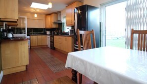 Full-sized fridge, oven, stovetop, dishwasher