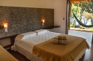 Triple Room | Desk, free WiFi, bed sheets