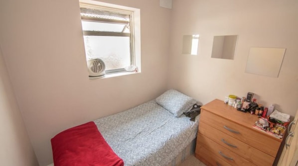 Iron/ironing board, free WiFi, bed sheets