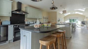 Microondas, lavavajillas y periquera