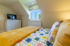 3 bedrooms, travel cot, Internet, bed sheets - Flint House (W), Wighton, Norfolk (Wighton)