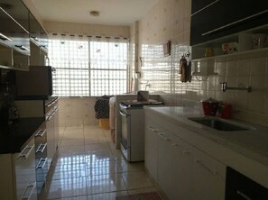 Micro-ondas, talheres/pratos/utensílios de cozinha