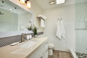Combined shower/bathtub, hair dryer, towels, soap