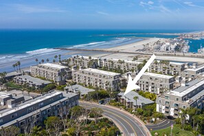 بالقرب من الشاطئ، كراسي للتشمس، مناشف للشاطئ