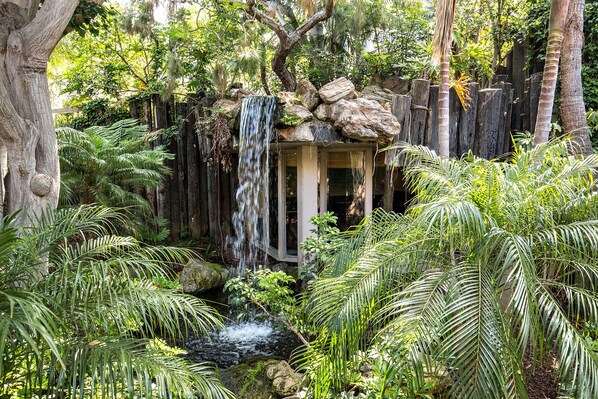 المنطقة المحيطة بالمنشأة