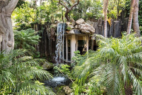 Newly Renovated, Walk to the Beach, Direct ocean view from Master and the Deck