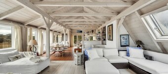 Nuovo annuncio: Serene Barn-Style House in South-of-the-Highway