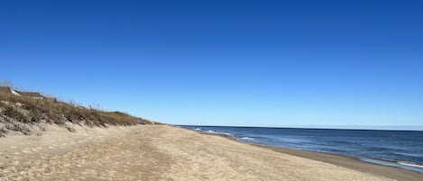 Una playa cerca, sillas reclinables de playa, toallas de playa