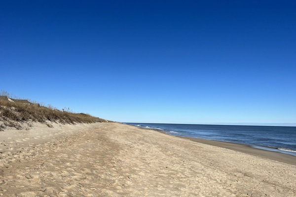 Una playa cerca, sillas reclinables de playa, toallas de playa