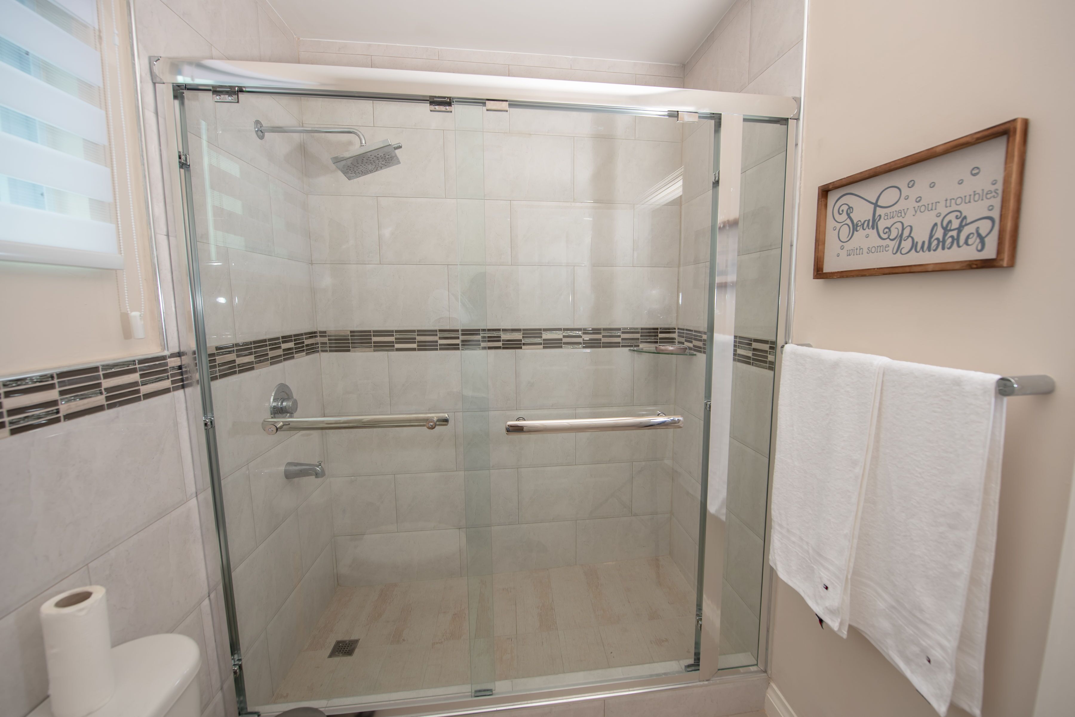 Haartrockner, Handtücher, Shampoo, Toilettenpapier