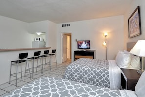 1 bedroom, laptop workspace, bed sheets - Amazing 1 br Aprtment With Pool, Hallandale Beach! (Hallandale Beach)