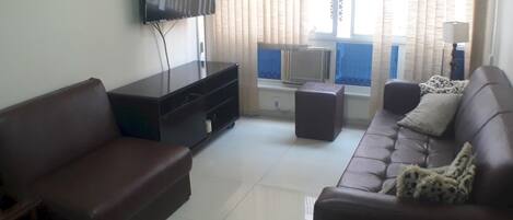 Appartement (2 Bedrooms) | Salle de séjour | Téléviseur