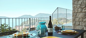 "Torretta": Sea View, Terraces, Pool, Tennis, AC + private parking in Lerici!