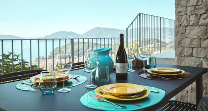 "Torretta": Sea View, Terraces, Pool, Tennis, AC + private parking in Lerici!