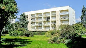 A multi-story building with balconies, surrounded by greenery and trees. - Port An Dro by Interhome (Carnac)