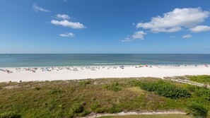 Am Strand, Liegestühle, Strandtücher