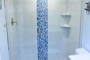 Shower, hair dryer, towels, soap - Apollo 402 - Beautifully Remodeled (Marco Island)