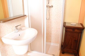 Dusche, Regendusche, kostenlose Toilettenartikel, Haartrockner