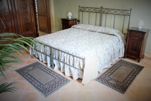 Bureau, lits bébé (gratuits), lits pliants/supplémentaires