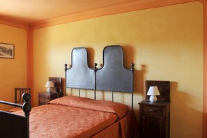 Meja kerja, tempat tidur bayi gratis, dan tempat tidur lipat/tambahan