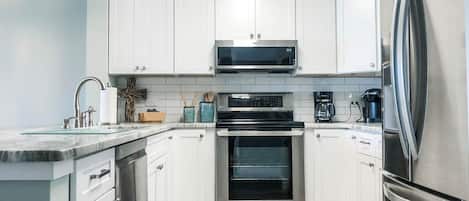 Réfrigérateur, four à micro-ondes, un four, surface de cuisson