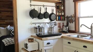 Réfrigérateur, micro-ondes, plaque de cuisson, cafetiÚre/bouilloire