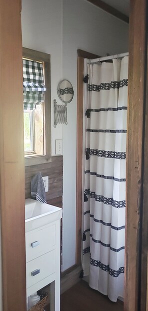 Ducha, secador de pelo, toallas, jabón