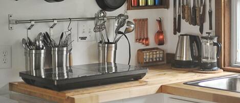 Réfrigérateur, micro-ondes, plaque de cuisson, cafetière/bouilloire