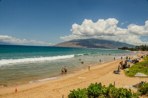 Ligstoelen aan het strand, strandlakens