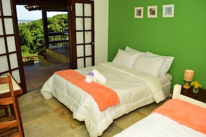 Vierbettzimmer (Praia João Fernandes) | Kostenloses WLAN, Bettwäsche