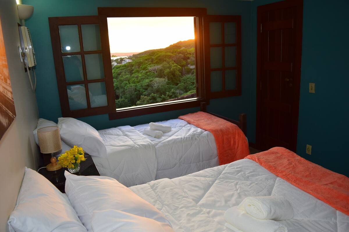 Dreibettzimmer, Gemeinschaftsbad (Praia Azedinha) | Kostenloses WLAN, Bettwäsche