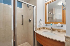 Douche, séchoir à cheveux, shampooing, papier de toilette