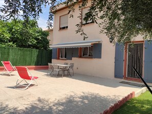 Outdoor dining - Close to center, comfort room in air-conditioned villa sauna, billiard, garden (Perpignan)